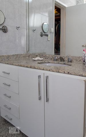 Casa de condomínio à venda com 470m², 6 quartos e 4 vagas Casa de condomínio à venda com 470m², 6 quartos e 4 vagasBanheiro suíte 3