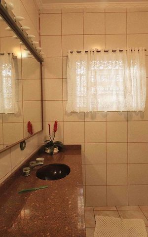 Casa à venda com 400m², 3 quartos e 5 vagasBanheiro da Suíte 1