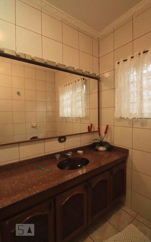Casa à venda com 400m², 3 quartos e 5 vagasBanheiro da Suíte 1