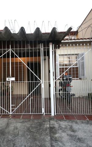 Casa à venda com 90m², 2 quartos e 2 vagasFachada