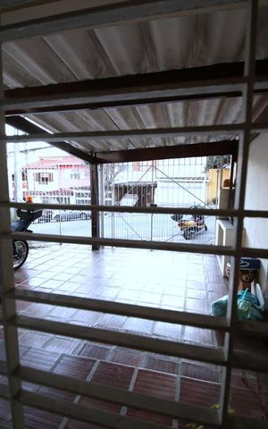 Casa à venda com 90m², 2 quartos e 2 vagasSala - Garagem