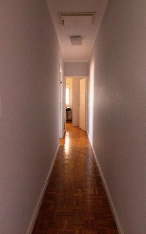 Casa à venda com 250m², 4 quartos e 2 vagasCorredor acesso quartos