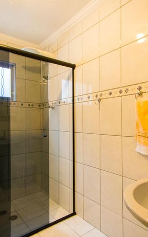 Casa à venda com 180m², 4 quartos e 2 vagas Casa à venda com 180m², 4 quartos e 2 vagasBanheiro Social 1