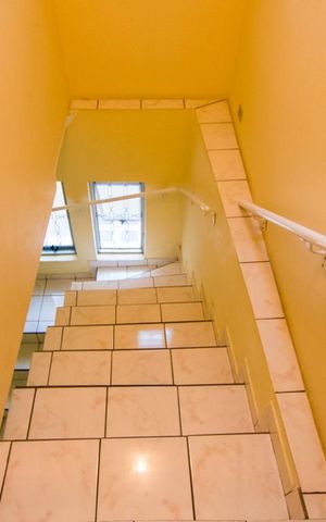Casa à venda com 180m², 4 quartos e 2 vagas Casa à venda com 180m², 4 quartos e 2 vagasEscadas