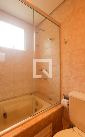 Casa de condomínio à venda com 260m², 4 quartos e 2 vagas Casa de condomínio à venda com 260m², 4 quartos e 2 vagasBanheiro suite 2