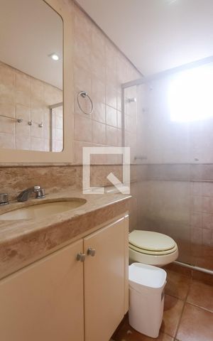 Casa de condomínio à venda com 260m², 4 quartos e 2 vagas Casa de condomínio à venda com 260m², 4 quartos e 2 vagasBanheiro social