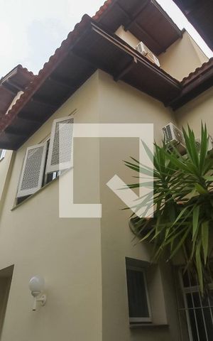 Casa de condomínio à venda com 260m², 4 quartos e 2 vagas Casa de condomínio à venda com 260m², 4 quartos e 2 vagasFachada casa
