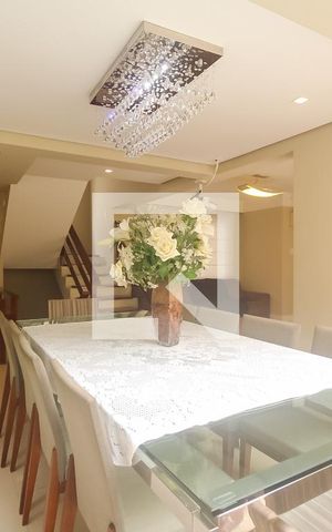 Casa de condomínio à venda com 260m², 4 quartos e 2 vagas Casa de condomínio à venda com 260m², 4 quartos e 2 vagasSala