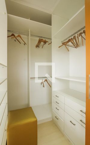 Casa de condomínio à venda com 260m², 4 quartos e 2 vagas Casa de condomínio à venda com 260m², 4 quartos e 2 vagasCloset suite