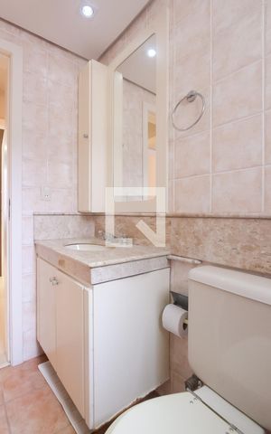 Casa de condomínio à venda com 260m², 4 quartos e 2 vagas Casa de condomínio à venda com 260m², 4 quartos e 2 vagasBanheiro social
