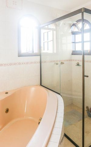 Casa à venda com 332m², 3 quartos e 2 vagasBanheiro Suite 1 