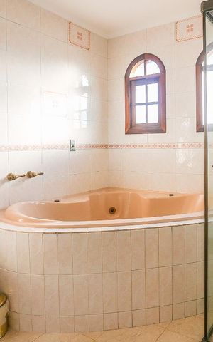 Casa à venda com 332m², 3 quartos e 2 vagasBanheiro Suite 1 