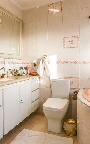 Casa à venda com 332m², 3 quartos e 2 vagasBanheiro Suite 1 