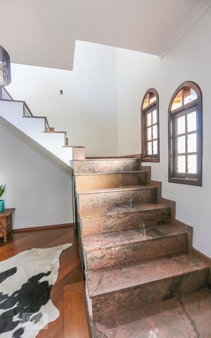 Casa à venda com 332m², 3 quartos e 2 vagasEscadas
