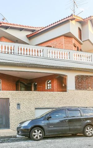 Casa à venda com 332m², 3 quartos e 2 vagasFachada