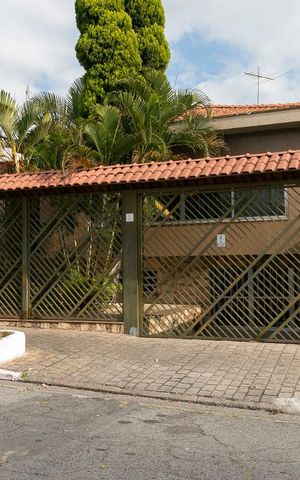 Casa à venda com 250m², 4 quartos e 6 vagasFachada