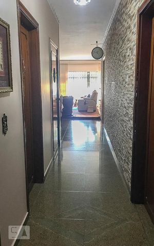 Casa à venda com 250m², 4 quartos e 6 vagasCorredor