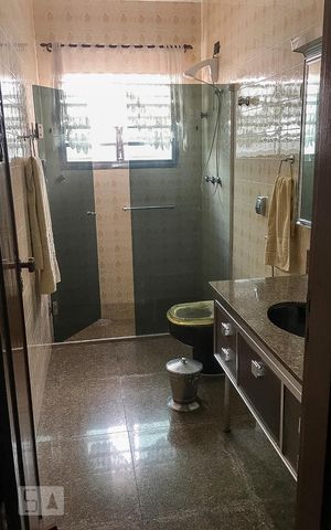 Casa à venda com 250m², 4 quartos e 6 vagasBanheiro 1