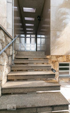 Casa à venda com 250m², 4 quartos e 6 vagasEntrada - Escadas