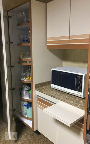 Casa à venda com 250m², 4 quartos e 6 vagasCozinha - Armário