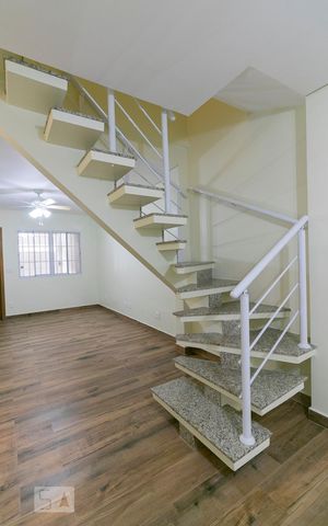 Casa à venda com 170m², 3 quartos e 1 vagaSala - Escada