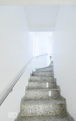 Casa de condomínio para alugar com 130m², 2 quartos e 2 vagas Casa de condomínio para alugar com 130m², 2 quartos e 2 vagasEscada