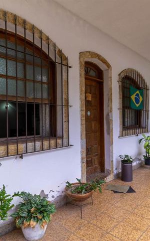 Casa à venda com 200m², 6 quartos e 5 vagas Casa à venda com 200m², 6 quartos e 5 vagasÁrea comum