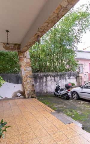 Casa à venda com 200m², 6 quartos e 5 vagas Casa à venda com 200m², 6 quartos e 5 vagasÁrea comum