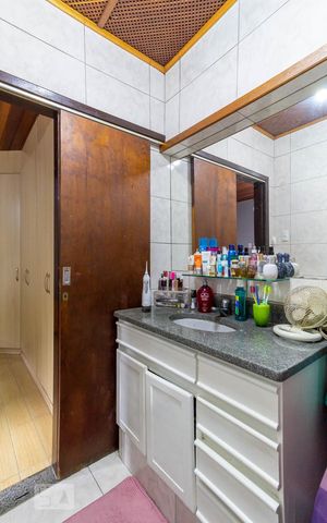 Casa à venda com 200m², 6 quartos e 5 vagas Casa à venda com 200m², 6 quartos e 5 vagasCasa 2 - Banheiro da Suíte