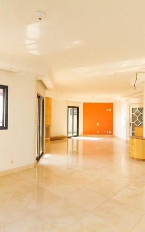 Apartamento à venda com 257m², 4 quartos e 6 vagas Apartamento à venda com 257m², 4 quartos e 6 vagasSala