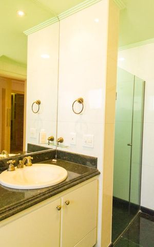 Apartamento à venda com 257m², 4 quartos e 6 vagas Apartamento à venda com 257m², 4 quartos e 6 vagasBanheiro Suíte 4
