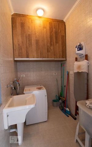 Casa para alugar com 318m², 5 quartos e 8 vagasÁrea de Serviço