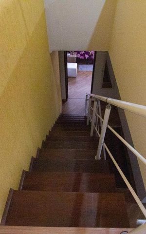 Casa para alugar com 318m², 5 quartos e 8 vagasEscada