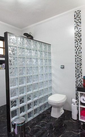 Casa para alugar com 318m², 5 quartos e 8 vagasBanheiro