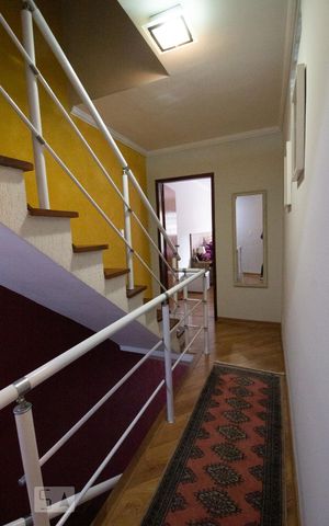Casa para alugar com 318m², 5 quartos e 8 vagasEscada