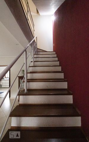 Casa para alugar com 318m², 5 quartos e 8 vagasEscada