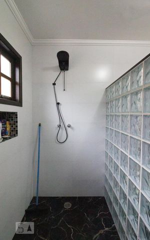 Casa para alugar com 318m², 5 quartos e 8 vagasBanheiro