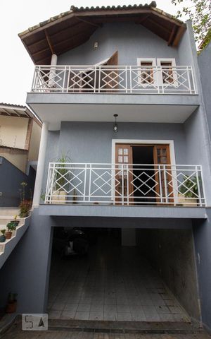 Casa para alugar com 318m², 5 quartos e 8 vagasFachada