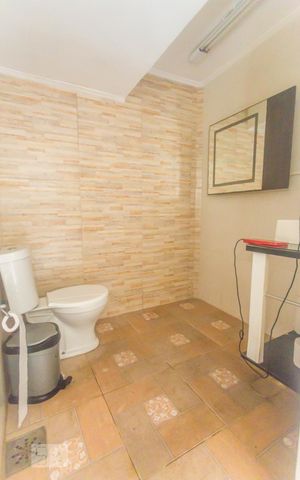 Casa de condomínio para alugar com 380m², 3 quartos e 2 vagasBanheiro de Serviço