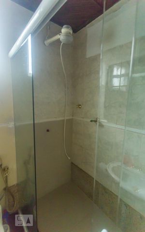 Casa de condomínio para alugar com 380m², 3 quartos e 2 vagasBanheiro da Suíte