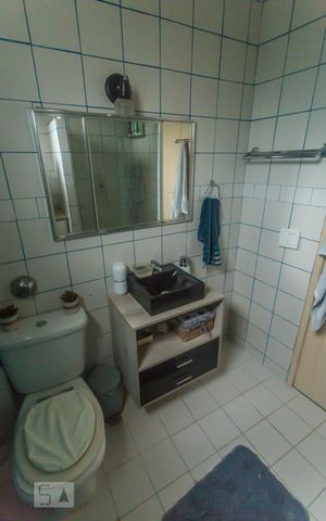 Casa de condomínio para alugar com 380m², 3 quartos e 2 vagasBanheiro do Corredor