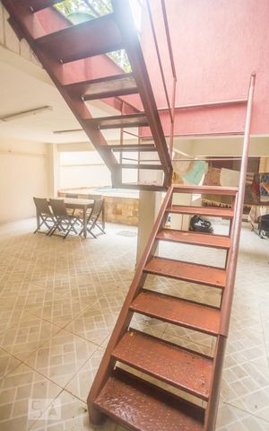 Casa de condomínio para alugar com 380m², 3 quartos e 2 vagasEscada garagem e Piscina