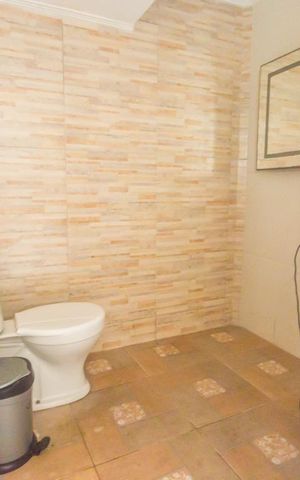 Casa de condomínio para alugar com 380m², 3 quartos e 2 vagasBanheiro de Serviço