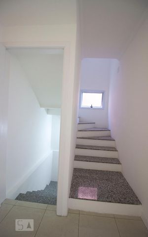Casa para alugar com 210m², 4 quartos e 2 vagasEscada