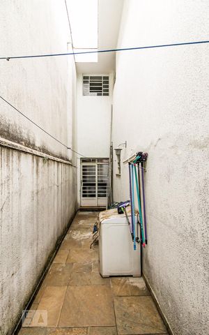 Casa à venda com 234m², 4 quartos e 2 vagas Casa à venda com 234m², 4 quartos e 2 vagasCorredor lateral