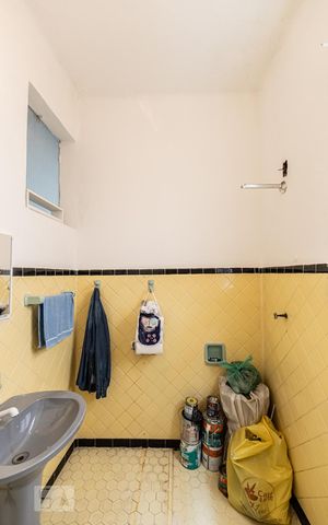 Casa à venda com 300m², 5 quartos e sem vaga Casa à venda com 300m², 5 quartos e sem vagaBanheiro Social