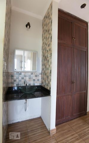 Apartamento para alugar com 60m², 2 quartos e 1 vagaPia ao lado do banheiro e armário do corredor