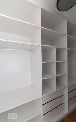 Apartamento para alugar com 70m², 2 quartos e 1 vaga Apartamento para alugar com 70m², 2 quartos e 1 vagaCloset Suíte 1