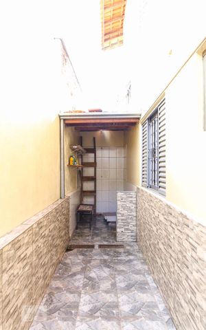 Casa para alugar com 100m², 3 quartos e 2 vagasFundos