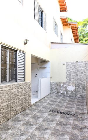 Casa para alugar com 100m², 3 quartos e 2 vagasFundos